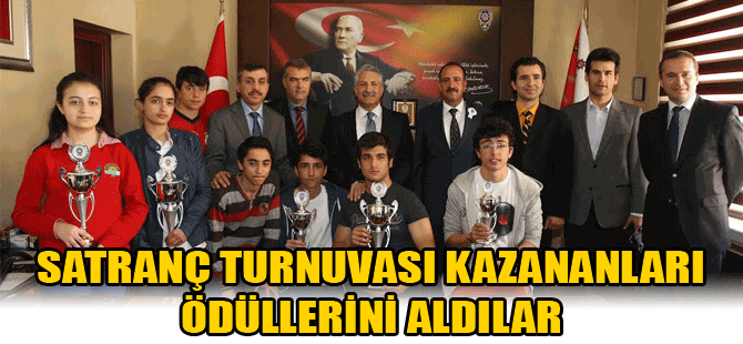 SATRANÇ TURNUVASININ GALİPLERİ ÖDÜLLERİNİ ALDI