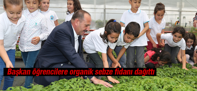 BAŞKAN DURUAY ÖĞRECİLERE ORGANİK SEBZE FİDESİ DAĞITTI