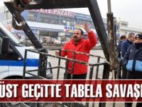 ÜST GEÇİTTE TABELA KAVGASI