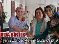 ÖZDEMİR TURGUT EŞİ İLE BİRLİKTE ANNELER GÜNÜNDE, GÜL ANNELERE GÜL HEDİYE ETTİ.