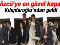 Sare Davutoğlu Kılıçdaroğlu ile el sıkıştı