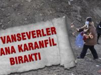 Hayvanseverler alana karanfil bıraktı