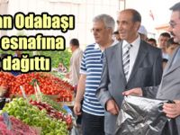 Odabaşı esnafa poşet dağıttı