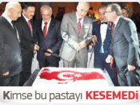 Cumhuriyet Bayramı resepsiyonu için hazırlanan ay yıldızlı pastayı kimse kesemedi...