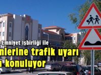 Okul önlerine trafik uyarı levhası konuluyor