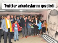 Twitter arkadaşlarını gezdirdi